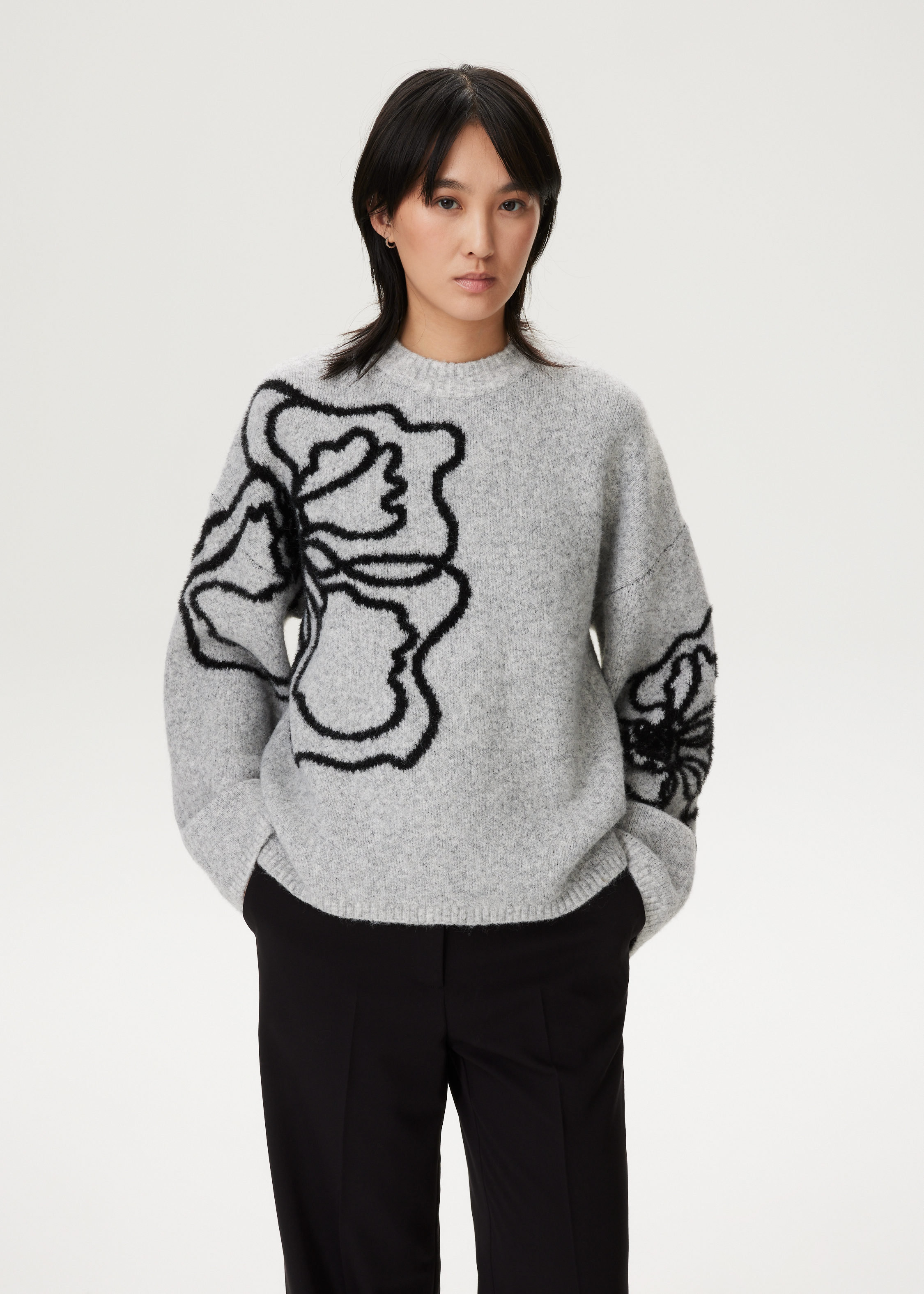 Trui met geborduurde bloemen